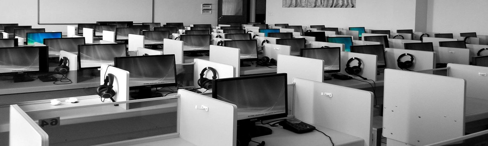 Büroarbeitsplätze mit Monitoren als Symbol für planbare IT-Betreuung