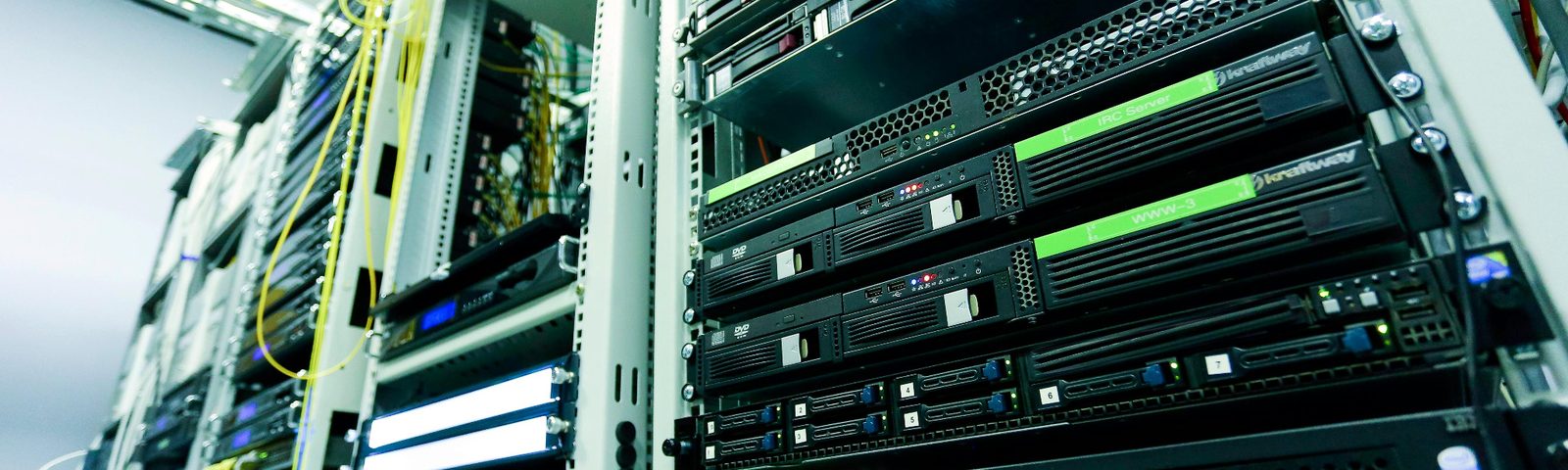 Server-Rack und Verkabelung als Symbol für Managed Services und Monitoring