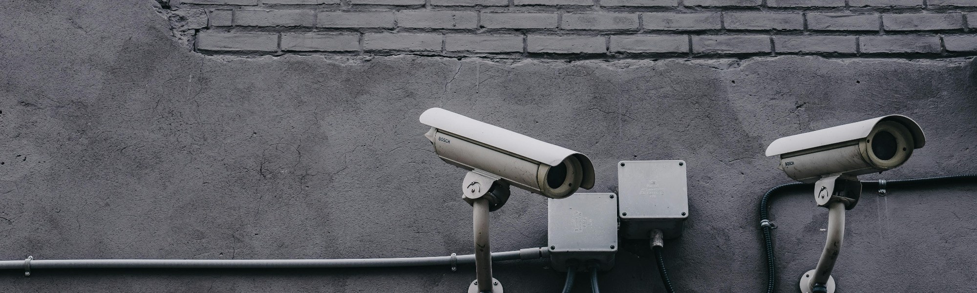 Überwachungskameras als Symbol für IT-Sicherheit, Schutz und Monitoring